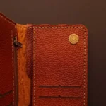 کیف کارت پول و موبایل چرم طبیعی حکاکی طرح ونداد - تصویر 3